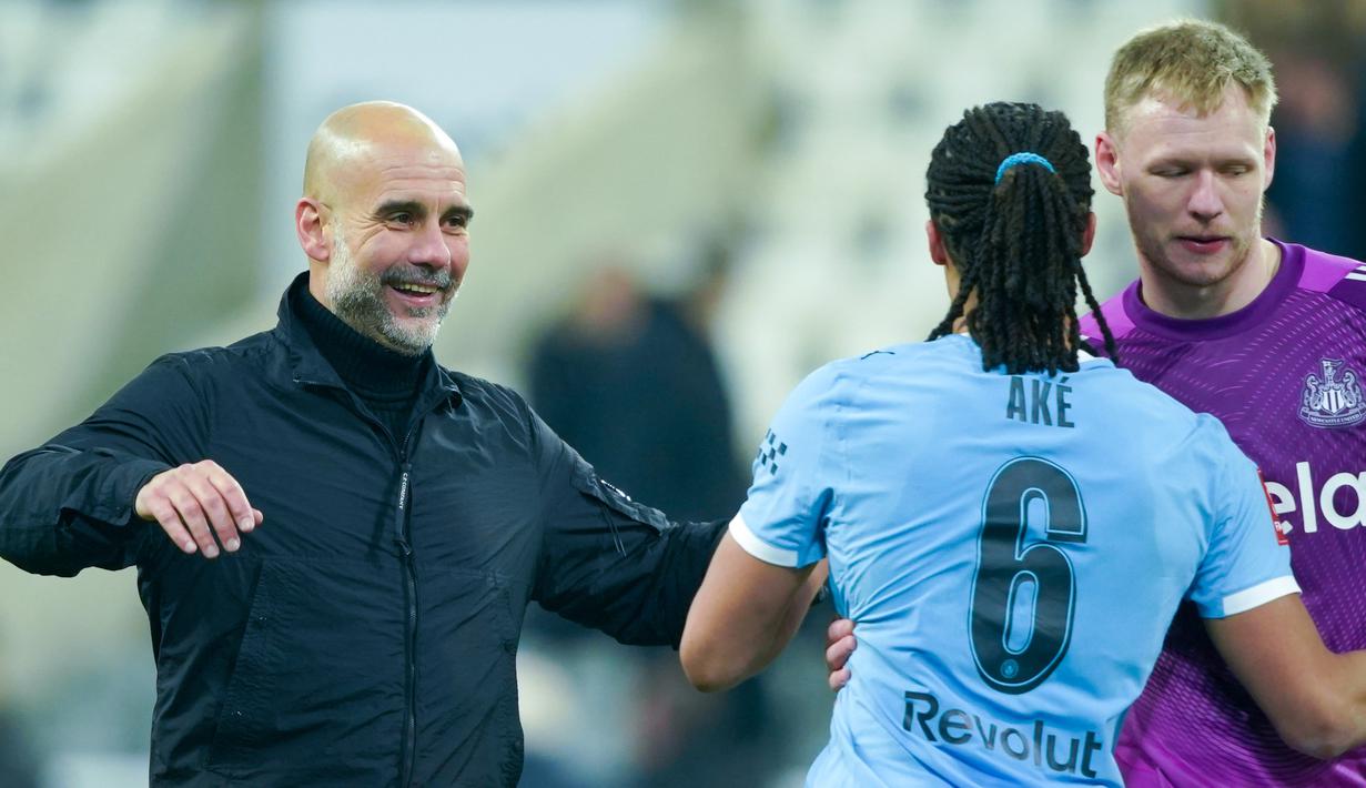 Juru taktik Manchester City, Pep Guardiola, tidak mampu menyembunyikan rasa bahagia setelah anak asuhnya sukses menaklukkan Newcastle United 3-1 di St James' Park, Minggu (8/3/2026) dini hari WIB. Hasil ini memastikan langkah The Citizens menuju babak perempat final Piala FA. (AP Photo/Ian Hodgson)
