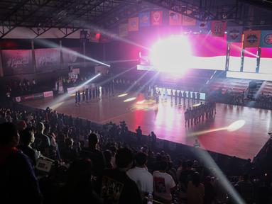 Seluruh hadirin menyanyikan lagu Indonesia Raya saat pembukaan IBL Tokopedia 2022 yang berlangsung di Hall Basket Gelora Bung Karno, Senayan, Sabtu (15/01/2022). (Bola.com/Bagaskara Lazuardi)
