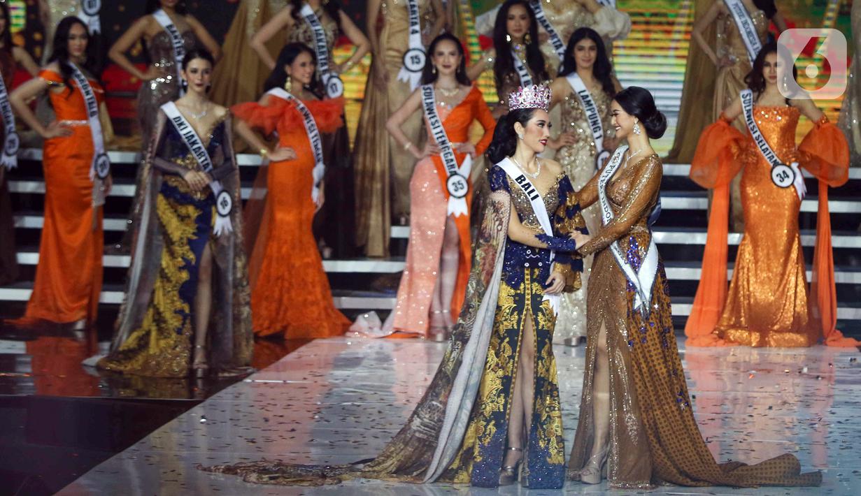 Puteri Indonesia 2022 terpilih Laksmi Shari De Neefe Suardana (depan kiri) bersama Puteri Indonesia 2020 Ayu Maulida Putri atau Ayuma saat Malam Puncak Grand Final Pemilihan Puteri Indonesia 2022 di Plenary Hall Jakarta Convention Center (JCC) Senayan, Jakarta, Jumat (27/5/2022). Laksmi Shari De Neefe Suardana terpilih menjadi Puteri Indonesia 2022. (Liputan6.com/Herman Zakharia)