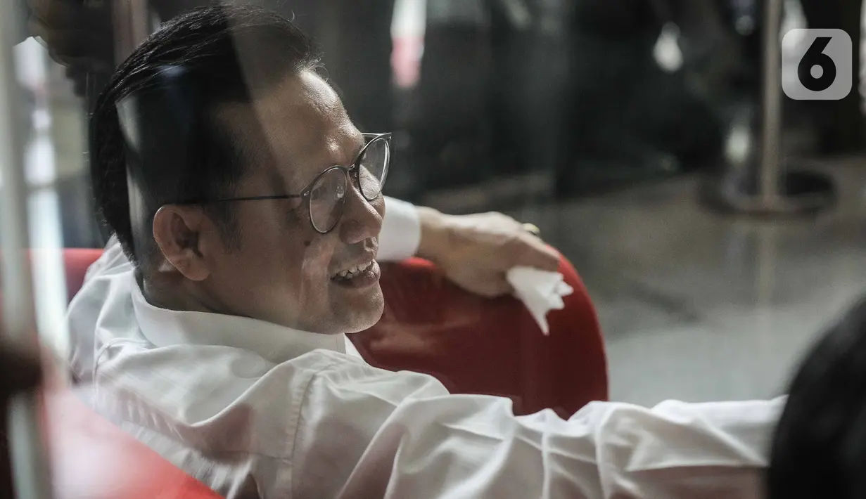 Berdasarkan sumber Liputan6.com, tiga pihak yang sudah dijerat sebagai tersangka yakni Politikus PKB Reyna Usman yang saat korupsi itu terjadi menjabat Dirjen Pembinaan Penempatan Tenaga Kerja dan Transmigrasi Kemnaker, Sekretaris Badan Perencanaan dan Pengembangan Kemnaker I Nyoman Darmanta, dan Karunia selaku pihak swasta. (Liputan6.com/Faizal Fanani)