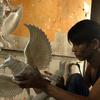 Perajin menyelesaikan pembuatan patung Garuda Pancasila yang terbuat dari serat kaca (fiberglas) di kawasan Kalimalang, Jakarta Timur, Selasa (16/8/2022). Jelang HUT Kemerdekaan RI, permintaan patung Garuda Pancasila meningkat hingga 80 persen. (merdeka.com/Arie Basuki)