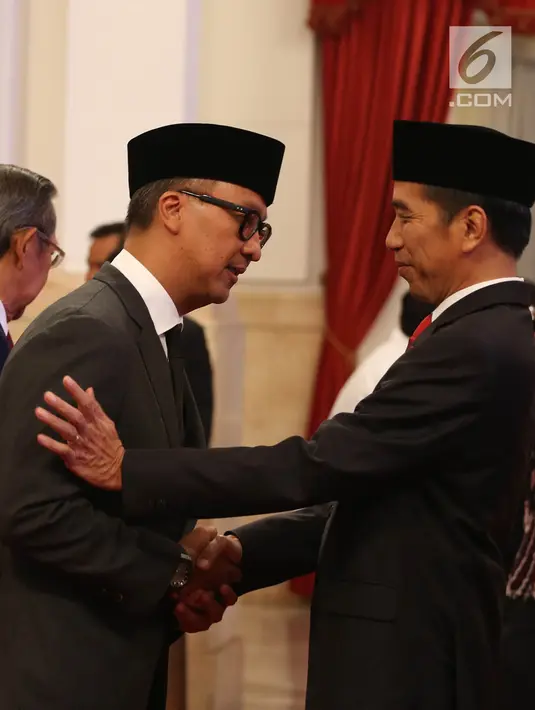 Presiden Joko Widodo memberikan ucapan selamat kepada Agus Gumiwang Kartasasmita usai dilantik sebagai Menteri Sosial di Istana Negara, Jakarta, Jumat (24/8).(Liputan6/Pool/Gar)