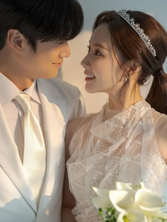 Melalui media sosial, Park Min Young juga membagikan beberapa potret foto 'prewedding' dirinya dengan Na In Woo. Dalam unggahan tersebut, keduanya tampak menjalani pemotretan prewedding dengan memakai 2 busana.
(Liputan6.com/IG/@rachel_mypark)