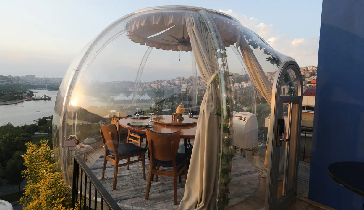 Foto yang diabadikan pada 16 Juni 2020 ini menunjukkan zona aman untuk para pelanggan di sebuah restoran di Istanbul, Turki. Sebuah restoran kelas atas di Sutluce, suatu kawasan di sisi Eropa Kota Istanbul, membuat pelanggannya merasa tenang di dalam zona aman. (Xinhua/Osman Orsal)