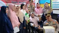 Guru di Kabupaten Bengkalis mendapatkan bantuan sosial dari Polres Bengkalis. (Liputan6.com/Istimewa)