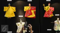 Pengunjung melihat pameran wayang potehi di Lippo Mall Puri, Jakarta Barat, (21/01). Pameran disajikan dalam perayaan Tahun Baru China. (Liputan6.com/Fery Pradolo)