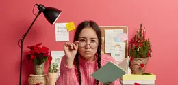 Di tengah tuntutan pekerjaan yang semakin tinggi, lembur sering kali dianggap sebagai solusi instan untuk mengejar target. Padahal, bekerja melebihi jam kerja justru dapat menurunkan kualitas hasil, memicu kelelahan mental, dan mengganggu keseimbangan kehidupan pribadi. (foto/dok: freepik/wayhomestudio)