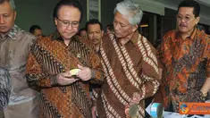 Citizen6, Bandung: .MKP Sharif C Sutardjo didampngi Dirjen P2HP Saut Hutagalung dan Kapusdatin KKP Indra Sakti meninjau pameran produk olahan kelautan dan Perikanan usai membuka Rakernis di Bandung. (Pengirim: Efrimal Bahar)