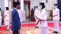 Presiden Joko Widodo memberi ucapan selamat kepada anggota Pasukan Pengibar Bendera Pusaka (Paskibraka) usai upacara pengukuhan di Istana Negara, Kamis (13/8/2020). Sebanyak 8 anggota Paskibraka akan bertugas pada upacara HUT ke-75 Kemerdekaan RI. (Foto: Lukas - Biro Pers Sekretariat Presiden)