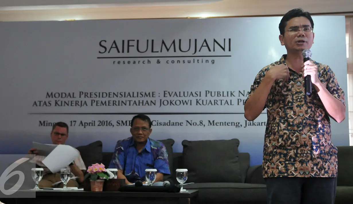 Direktur SMRC, Djayadi Hanan mengungkapkan 80 persen warga menilai Jokowi sudah berada di trek yang benar dan merupakan sentimen positif tertinggi dalam 5 tahun terakhir, Jakarta, Minggu (17/4/2016). (Liputan6.com/Johan Tallo)