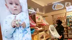 Pramuniaga merapikan perlengkapan mandi anak di Babyshop Lippo Mall Puri, Jakarta, Jumat (30/04/2021). Babyshop membuka gerai ke-4 dengan bermacam produk seperti koleksi fashion, perlengkapan nursery, mainan, peralatan makan & minum, sampai perlengkapan perjalanan. (Liputan6.com/Fery Pradolo)