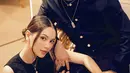 Al tampil maskulin dengan jaket tailored dan celana panjang slim-fit, sementara Alyssa hadir dalam sleeveless ruffled dress yang memberikan kesan glamor tanpa usaha berlebih. Kombinasi ini menciptakan harmoni yang sophisticated, mengukuhkan mereka sebagai pasangan dengan selera fashion kelas atas. [@alghazali7].