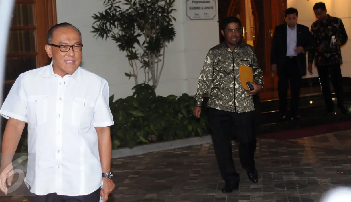Mantan Ketua Umum Partai Golkar, Aburizal Bakrie (kiri) berjalan usai bertemu Presiden ke-3 RI, BJ Habibie di Jakarta, Selasa (14/6/2016). Pertemuan berlangsung tertutup membahas susunan Dewan Kehormatan Partai Golkar. (Liputan6.com/Helmi Fithriansyah)