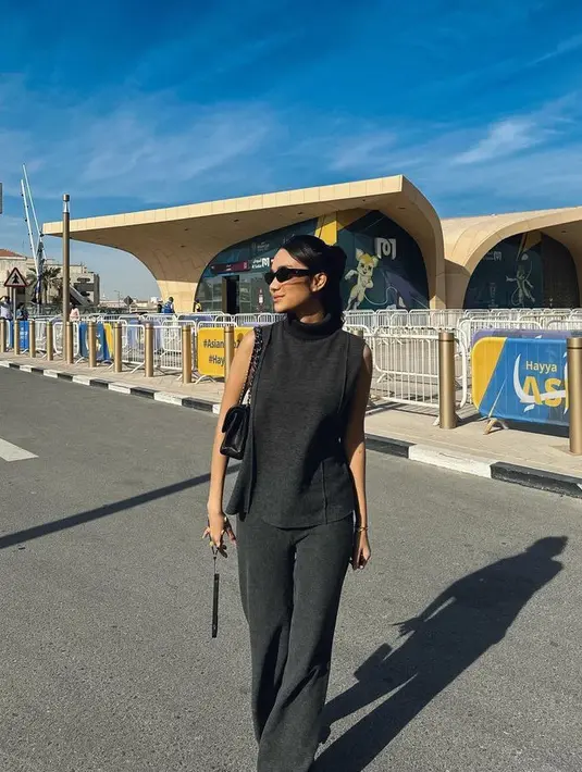 Ia juga mengenakan atasan sleeveless turtleneck warna abu-abu dari Zara seharga Rp280 ribuan menurut akun @azizahsalshawearing. Dipadukan celana panjang warna serasi dari brand yang sama seharga Rp350 ribu. [@azizahsalsha_]