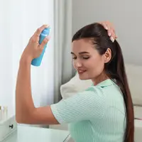 Ilustrasi cara pakai dry shampoo. (c) NewAfrica/Depositphotos.com
