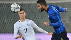 Gelandang Italia, Roberto Gagliardini (kanan) menyundul bola di sebelah gelandang Estonia, Georgi Tunjov dalam laga uji coba internasional di Artemio Franchi, Kamis (12/11/2020) dini hari. Italia tanpa kesulitan mengalahkan Estonia dengan skor 4-0. (Alberto PIZZOLI/AFP)