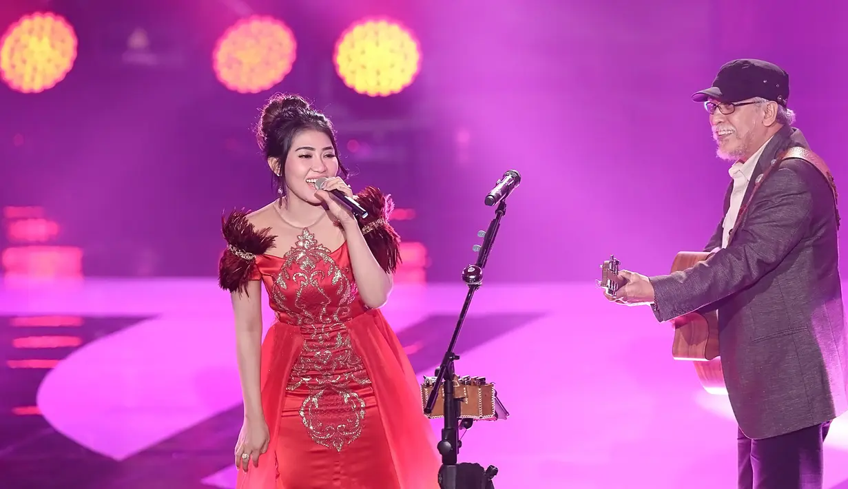 Tidak sendirian, Via Vallen, perempuan cantik yang memang   sudah biasa menyanyikan lagu dangdut tampak semakin antusias dan menikmati duetnya bersama musisi legendaris Indonesia, Iwan Fals. (Bambang E.Ros/Bintang.com)