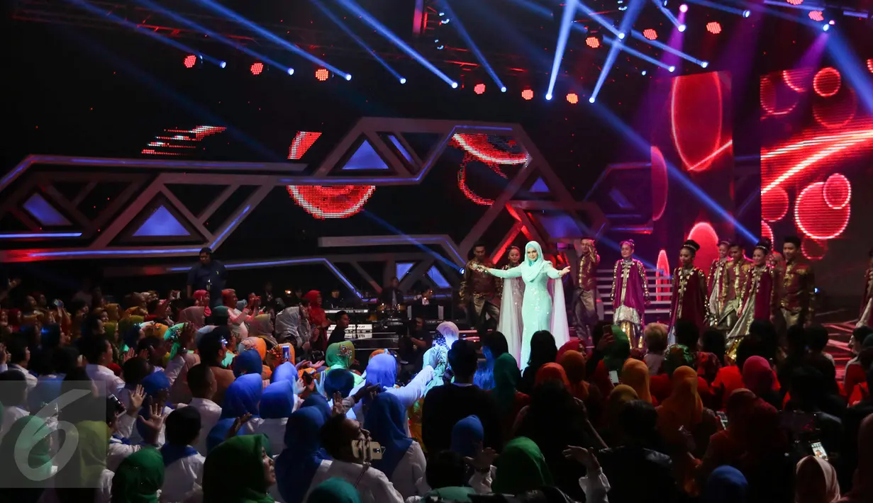 Suasana acara Golden Memories International di Jakarta, Kamis (12/1). Dalam acara ini Siti Nurhaliza berduet dengan Hetty Koes Endang. (Liputan6.com/Yoppy Renato)