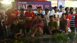 Pendukung Manchester United serius menonton  Liga Premier Inggris antara Liverpool vs Manchester United saat Nobar di Mall Sumarecon Bekasi, Jawa Barat, Minggu (17/1/2016). (Bola.com/Nicklas Hanoatubun)