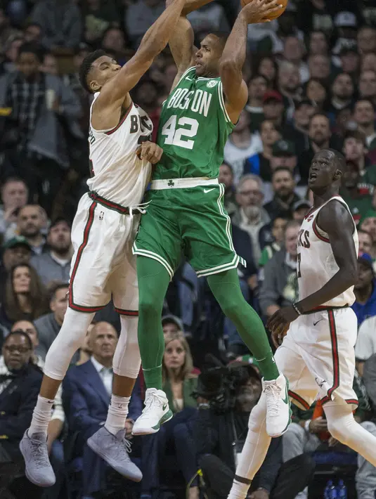 Aksi pemain Boston Celtics, Al Horford saat melakukan umpang melewati adangan pemain Milwaukee Bucks, Giannis Antetokounmpo pada laga NBA di basketball game di Milwaukee, (26/10/2017). Boston menang 96-89. (AP/Tom Lynn)