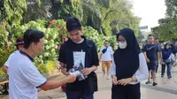 Para pegiat mengajak kaum muda berbincang tentang Pemilu, di area Car Free Day Semarang, Minggu (12/3/2023),