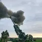 Tentara Ukraina menggempur posisi Rusia menggunakan Howitzer M777 yang dipasok Amerika Serikat (AS) di wilayah Kherson, Ukraina, 9 Januari 2023. Memasuki hari ke-321 peperangan, konflik di antara Rusia dengan Ukraina sampai saat ini terus berlanjut dan belum terlihat akan segera berakhir. (AP Photo/Libkos)