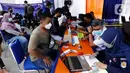 <p>Petugas mendata pengirim sepeda motor di Stasiun Kampung Bandan, Jakarta Utara, Selasa (26/4/2022). PT Kereta Api Indonesia (KAI) Logistik (Kalog) menyediakan 9.280 kuota pengiriman sepeda motor gratis selama arus mudik dan arus balik Lebaran 2022. (Liputan6.com/Herman Zakharia)</p>