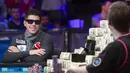 Joshua Beckley (kiri) menantang Joe McKeehen pada babak akhir kejuaraan poker dunia di Las Vegas, Amerika Serikat, Selasa (10/11/2015). McKeehen memenangkan uang 107 Miliar rupiah dan gelang tanda kemenangan dalam kejuaraan ini. (REUTERS/Steve Marcus)