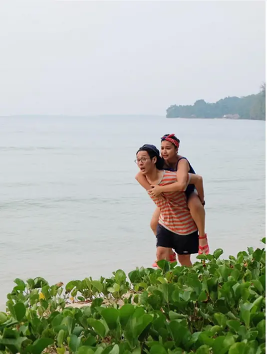 Pemeran Akbar dalam sinetron Anak Menteng ini sedang mengendong wanita kelahiran Palembang ini. "Kayaknya kamu capek. ." tulisan dalam keterangan fotonya (Foto: Instagram/@putrititian)