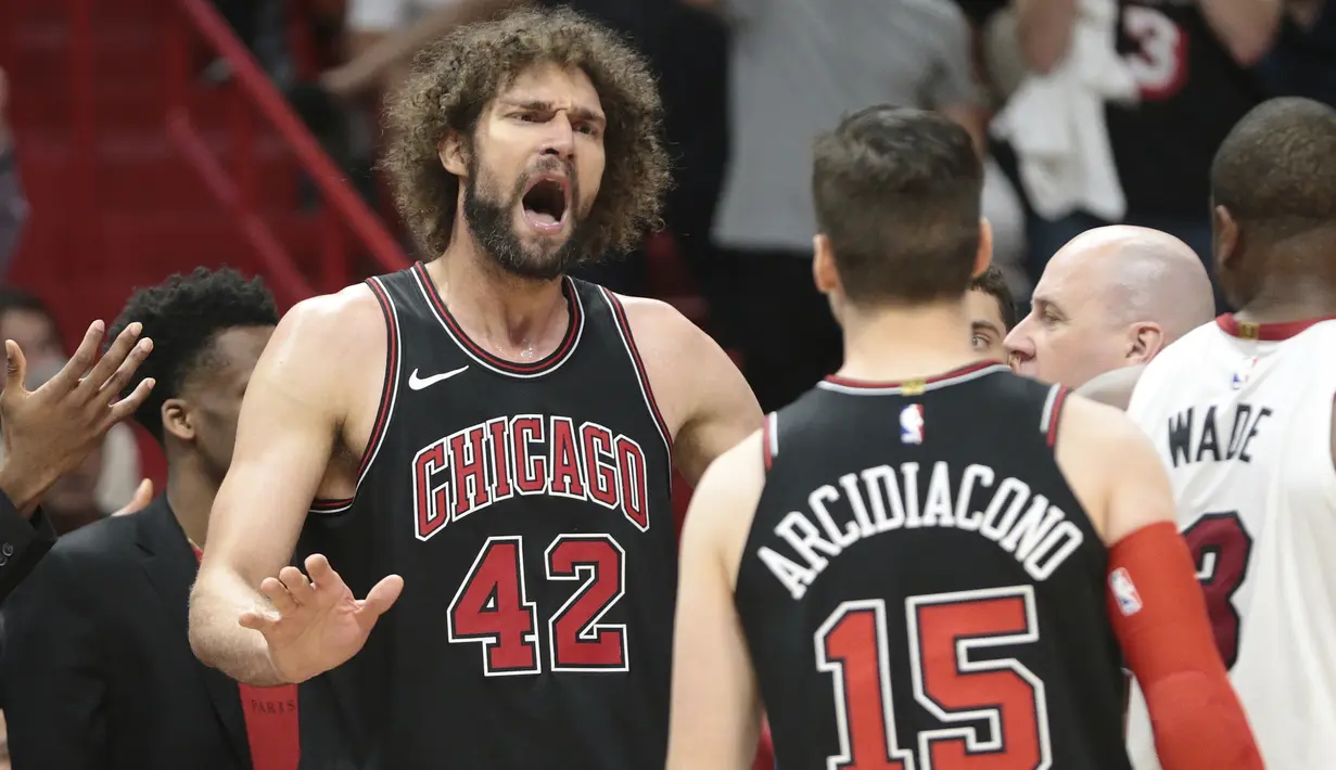 Ekspresi pemain Chicago Bulls, Robin Lopez (42) rsaat melakukan protes pada laga NBA basketball game, di American Airlines Arena, Miami, (29/3/2018). Heat menang 103-92. (AP/Joel Auerbach)