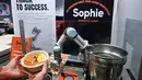 Robot koki bernama Sophie meracik semangkuk laksa saat demonstrasi memasak di Singapura pada 26 Juli 2019. Untuk memesan laksa ini, calon pembeli cukup memilih jenis mie yang diinginkan dan tambahannya seperti potongan ikan olahan dan toge. (Roslan RAHMAN / AFP)