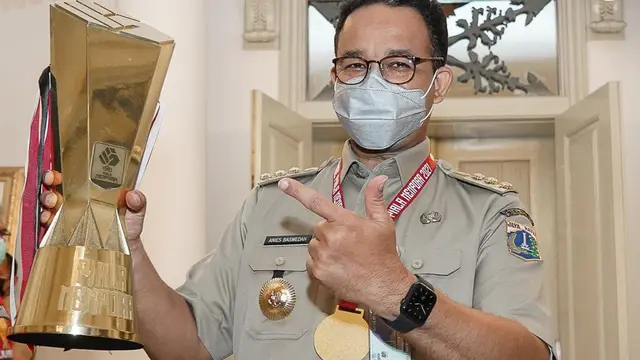 Gubernur DKI Jakarta, Anies Baswedan bersama trofi Piala Menpora yang dimenangi Persija Jakarta.