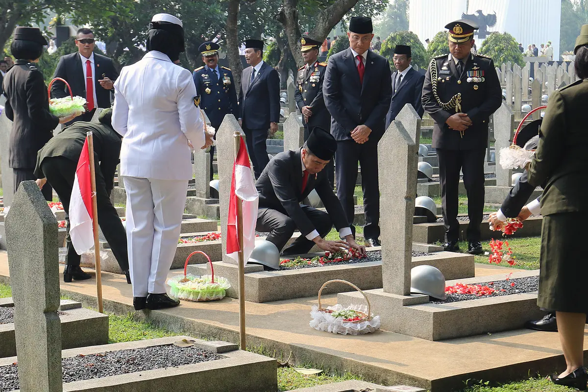 Hari Pahlawan, Jokowi-Ma'ruf Tabur Bunga di TMPN Kalibata