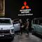 Awak media berkumpul di depan Mitsubishi Motors Delica D:5 pada sesi jumpa pers di Japan Mobility Show di Tokyo pada Rabu 29 Oktober 2025. Japan Mobility Show (JMS) 2025 resmi dibuka. Dengan semangat baru, Japan Mobility Show (JMS) 2025 membawa pesan bahwa industri otomotif Negeri Sakura itu siap berevolusi menuju masa depan mobilitas yang lebih luas, cerdas, dan berkelanjutan. (Philip FONG/AFP)