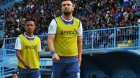 Ahmet Atayev bersama Ridwan Tawainella saat pemanasan pada laga Arema vs Persela di Stadion Kanjuruhan, Malang, (7/7/2018). (Bola.com/Iwan Setiawan)