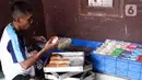 Pekerja mengemas roti di industri roti rumahan Langgeng Sari di kawasan Pejompongan, Jakarta, Selasa (6/9/2022). Dalam waktu dekat, mereka juga akan menaikkan harga jual karena melonjaknya harga bahan bakar minyak (BBM). (Liputan6.com/Herman Zakharia)