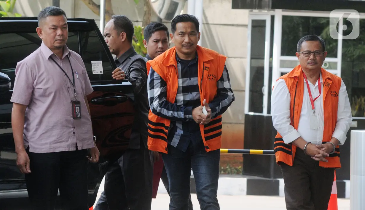 Terpidana mantan anggota DPR F-Golkar Bowo Sidik Pangarso (tengah) dan Bupati Indramayu Supendi (kanan) tiba di Gedung KPK, Jakarta, Senin (21/10/2019). Bowo diperiksa terkait suap distribusi pupuk, sedangkan Supendi terkait suap pengaturan proyek Pemkab Indramayu. (merdeka.com/Dwi Narwoko)