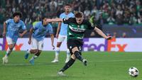 Pemain Sporting CP,  Viktor Gyokeres mencetak gol melalui tendangan penalti ke gawang Manchester City pada laga Liga Champions 2024/2025 di Jose Alvalade, Lisbon, Portugal, Rabu (06/11/2024) WIB. (AFP/Filipe Amorim)