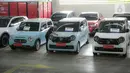 Pekerja membersihkan mobil yang dijual di Showroom Belanja Mobil, Jakarta, Senin (6/2/2023). Guna menghadirkan kebutuhan mobil bekas untuk masyarakat Indonesia saat ini, sejumlah showroom mobil bekas menerapkan penjualan konvensional serta penggunaan platform media sosial yang bisa memudahkan transaksi pembelian dan penjualan kendaraan. (Liputan6.com/Faizal Fanani)