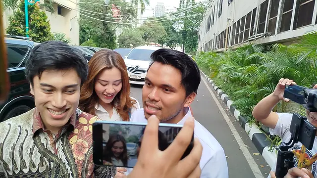 Aaliyah Massaid dan Thariq Halilintar di Polda Metro Jaya, Jumat (30/8/2024).