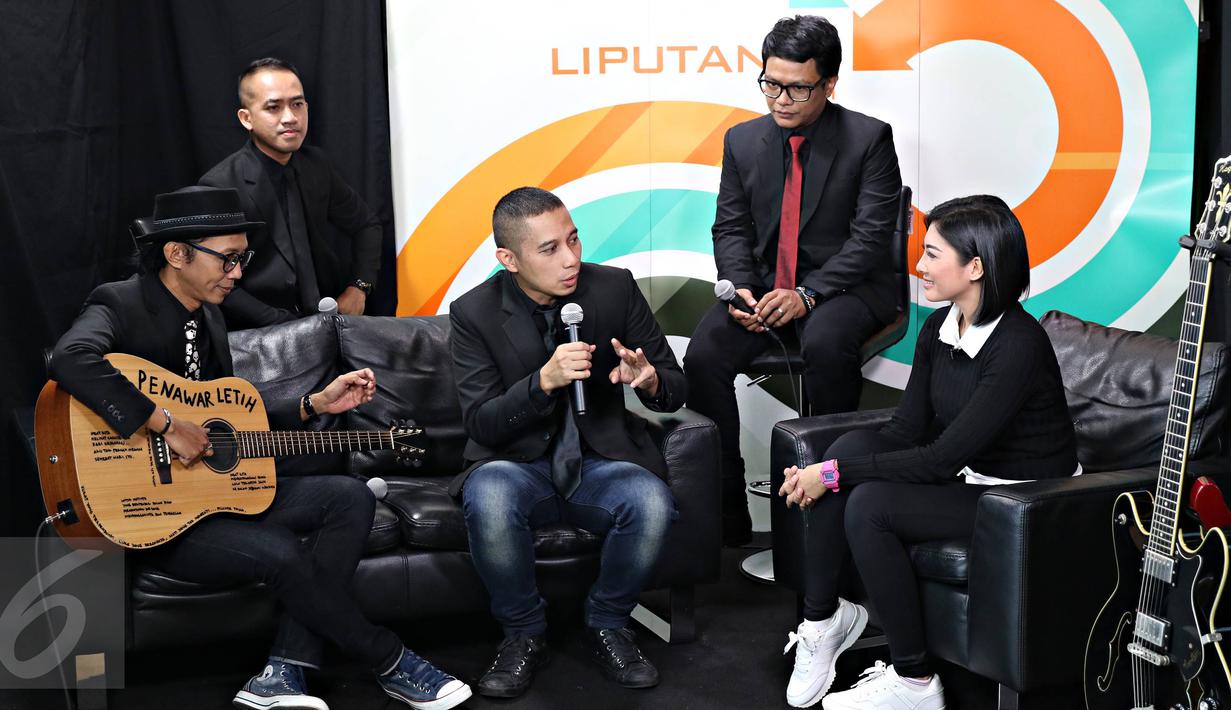 Grup band The Rain saat pembuatan video klip berjudul Penawar Letih di Kantor Liputan6.com, Jakarta, Rabu (6/1/2016). Lagu tersebut terinspirasi dari pengalaman The Rain selama merantau di Jakarta. (Liputan6.com/ Immanuel Antonius)