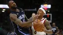 Aksi pemain Cavaliers, Isaiah Thomas (kanan) melewati adangan pemain Orlando Magic,  Biyombo #11 pada lanjutan NBA basketball game di Quicken Loans Arena, (18/1/2018). Cavaliers menang 104-103. (Justin K. Aller/Getty Images/AFP)