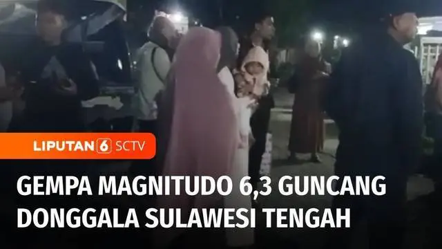 Gempa bermagnitudo 6,3 mengguncang Kabupaten Donggala, Sulawesi Tengah, Sabtu malam. Guncangan akibat gempa membuat warga keluar rumah mencari tempat yang aman.