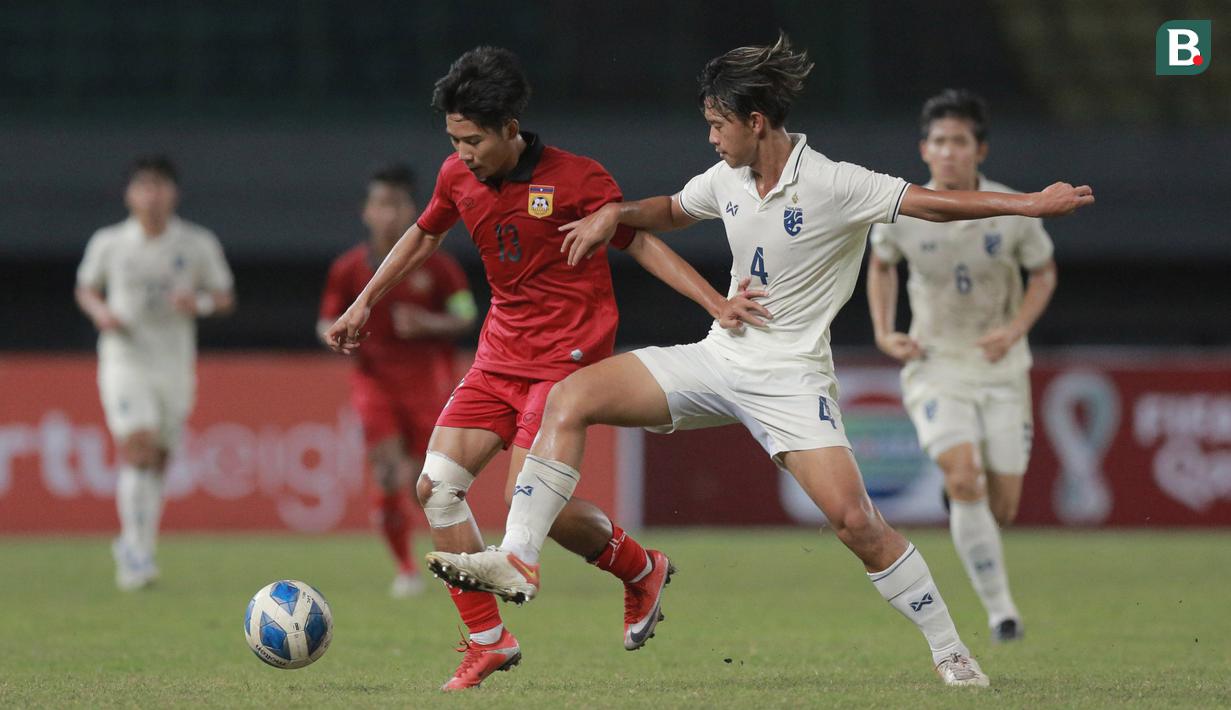 <p>Pemain Timnas Thailand U-19, Peeter Phanthavong berebut bola dengan pemain Timnas Thailand U-19, Theekawin Chansri saat laga semifinal Piala AFF U-19 2022 yang berlangsung di Stadion Patriot Candrabhaga, Bekasi, Rabu (13/07/2022). (Bola.com/M Iqbal Ichsan)</p>