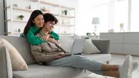 Ilustrasi sepasang kekasih sedang berselancar di internet menggunakan laptop. (Milkos/DepositPhotos.com)
