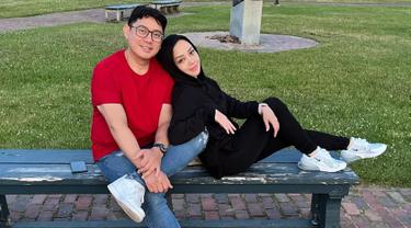 Terry Putri kini tengah berbahagia dengan pernikahannya bersama Derly Darmawan. Bahkan, kebahagiaan tersebut juga terlihat dalam berbagai unggahan di akun Instagram pribadinya. (Liputan6.com/IG/@terryputri)