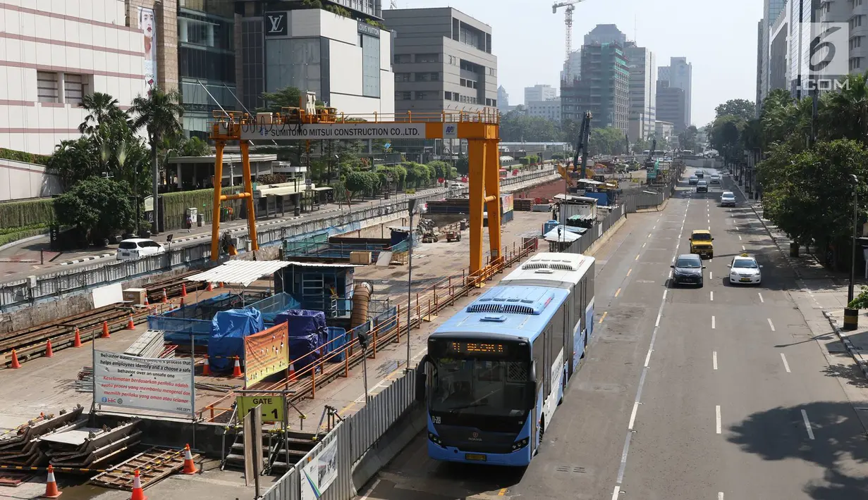 Bus Transjakarta melintas di kawasan MH Thamrin, Jakarta, Minggu (18/6). Peniadaan sementara pelaksanaan car free day dilakukan lantaran adanya kegiatan rutin pengamanan libur panjang dan pengawasan arus Lebaran 2017. (Liputan6.com/Immanuel Antonius)