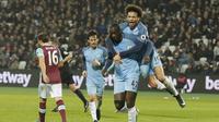 Pemain Manchester City, Yaya Toure (2kiri) menyumbangkan satu gol lewat titik putih saat melawan West Ham pada lanjutan Premier League di Olympic Stadium, London. (1/2/2017). (AP/Frank Augstein)