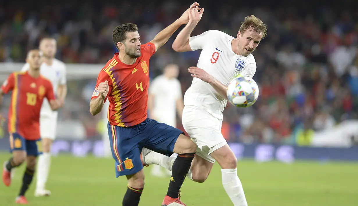 Striker Inggris, Harry Kane, berusaha melewati penjagaan bek Spanyol, Nacho, pada laga UEFA Nations League di Stadion Benito Villamarin, Sevilla, Senin (15/10). Spanyol kalah 2-3 dari Inggris. (AFP/Cristina Quicler)