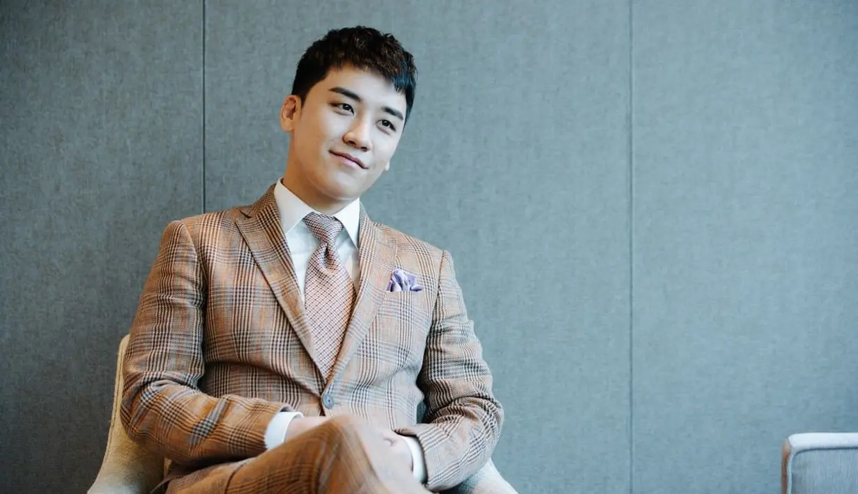 Karena sudah terlanjur jatuh cinta, Seungri pun sampai mencari tahu mengenai brand dan produksi kasur tersebut. (Foto: soompi.com)